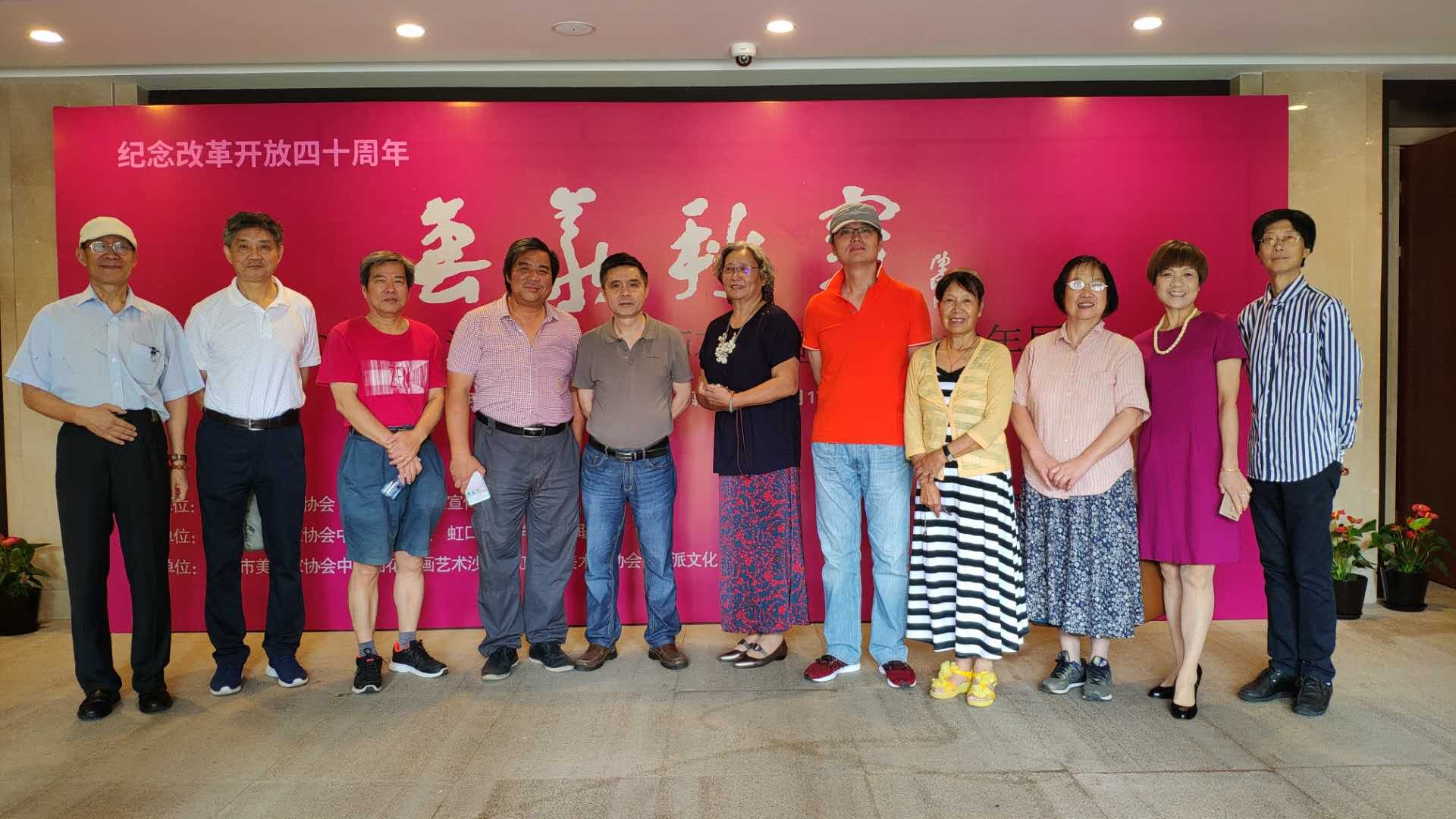 【中國(guó)美術(shù)家書(shū)法家藝術(shù)網(wǎng)】訊，著名畫家楊正新、夏建峰、孫忠民在“上海美協(xié)花鳥(niǎo)畫沙龍年度展”的第一天，現(xiàn)場(chǎng)筆會(huì)與觀眾交流